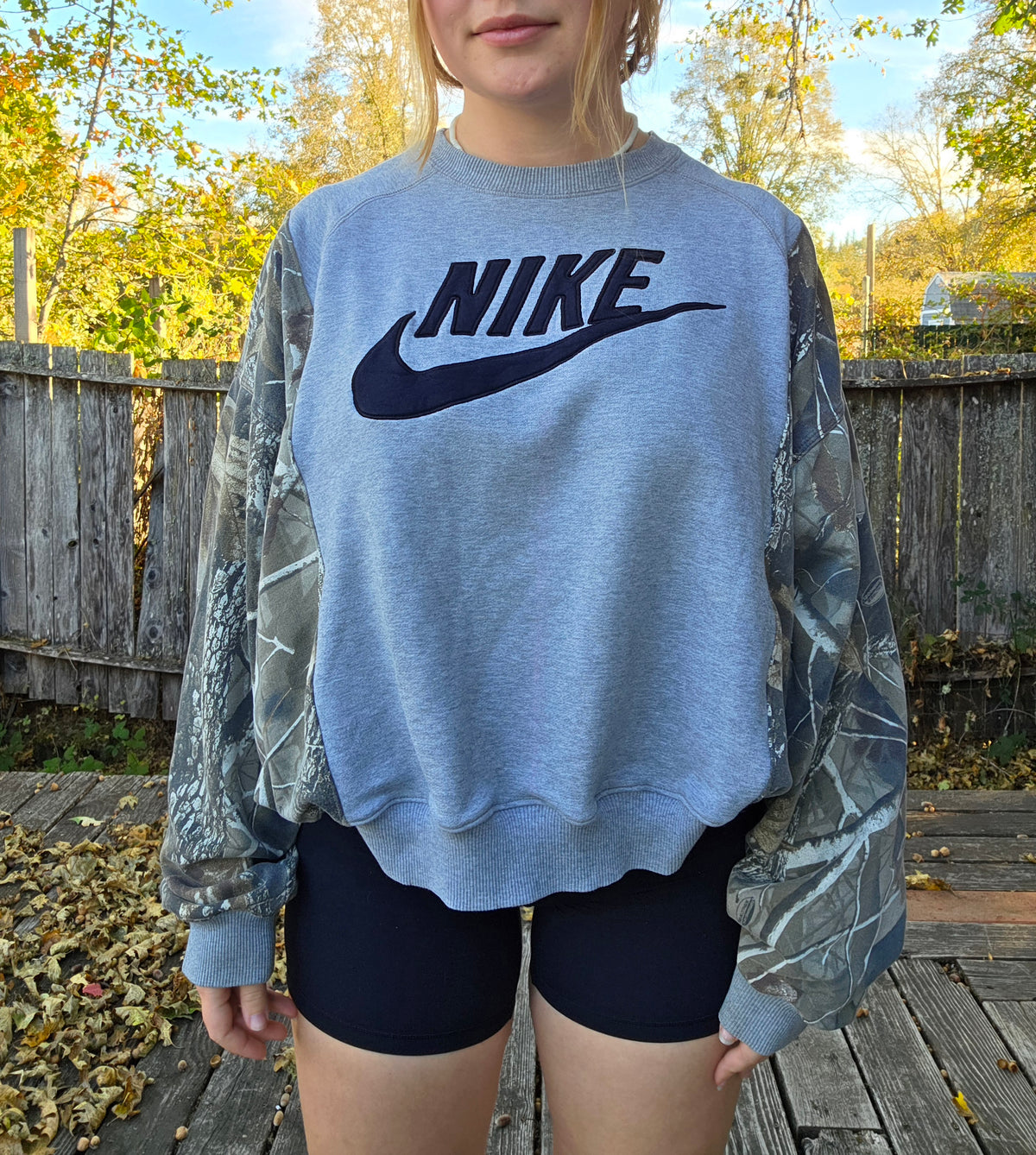 Embroidered split camo crew (xl)